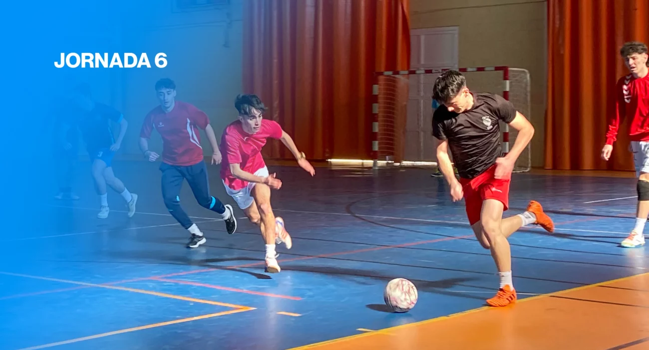 Studenten der Higher School of Informatics spielen Futsal