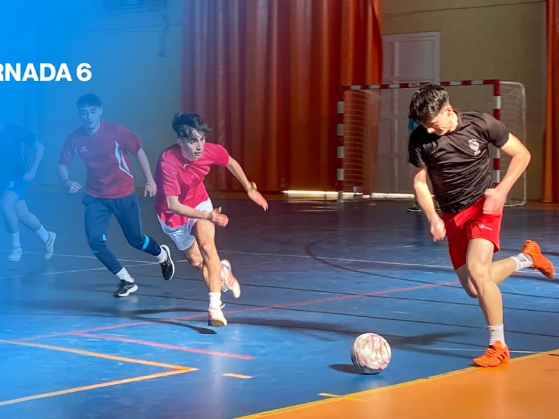 Studenten der Higher School of Informatics spielen Futsal