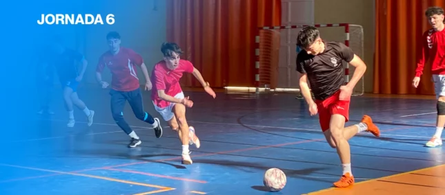 Bilişim Yüksek Okulu öğrencileri futsal oynuyor