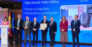 Mario Piattini recibiendo el premio regional junto con el resto de autoridades