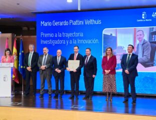 Mario Piattini riceve il premio regionale insieme al resto delle autorità