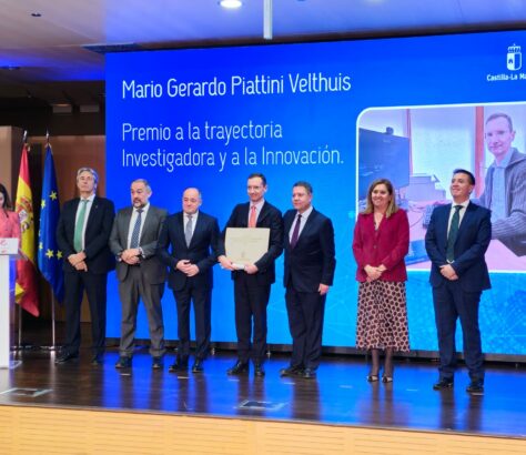 Mario Piattini receiving the regional award together with the rest of the authorities