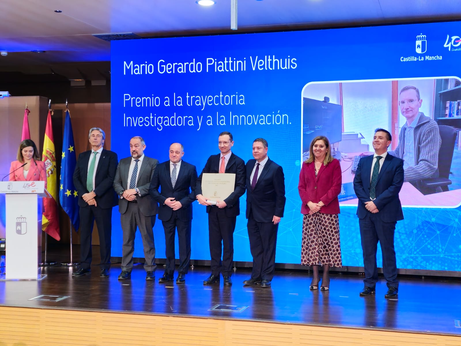 Mario Piattini recibiendo el premio regional junto con el resto de autoridades