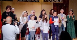 Crescencio Bravo en la entrega de premios junto con estudiantes de diversos colegios