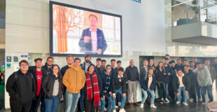 Estudiantes de la ESI en la cabina de Telefonica