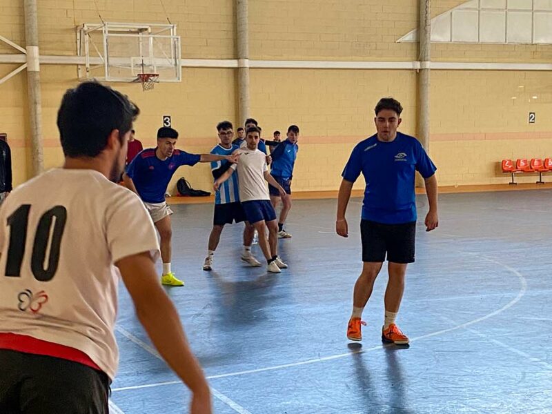 Futsal oynayan ESI öğrencileri