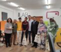 TechLab 中的一群人、ESI 教授和來訪的撒哈拉沙漠