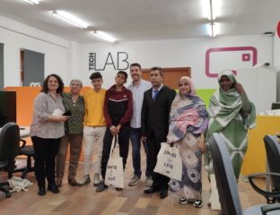 TechLab'daki bir grup insan, ESI profesörleri ve ziyaret eden Saharaouis