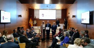 mario piattini recibiendo el premio nacional en ingeniería informática 2023