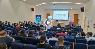 estudiantes y conferenciantes en el salón de actos de la escuela superior de informática de ciudad real