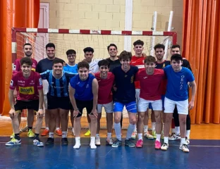 Futsal yarı finallerini oynayan ESI öğrencileri