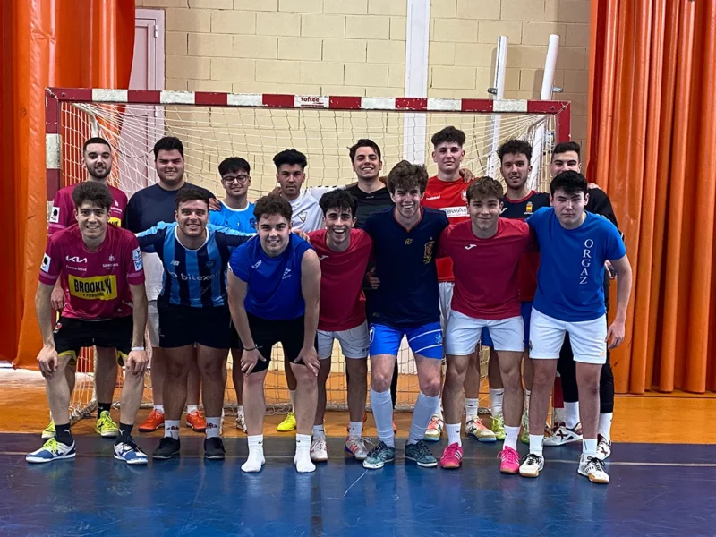 Futsal yarı finallerini oynayan ESI öğrencileri