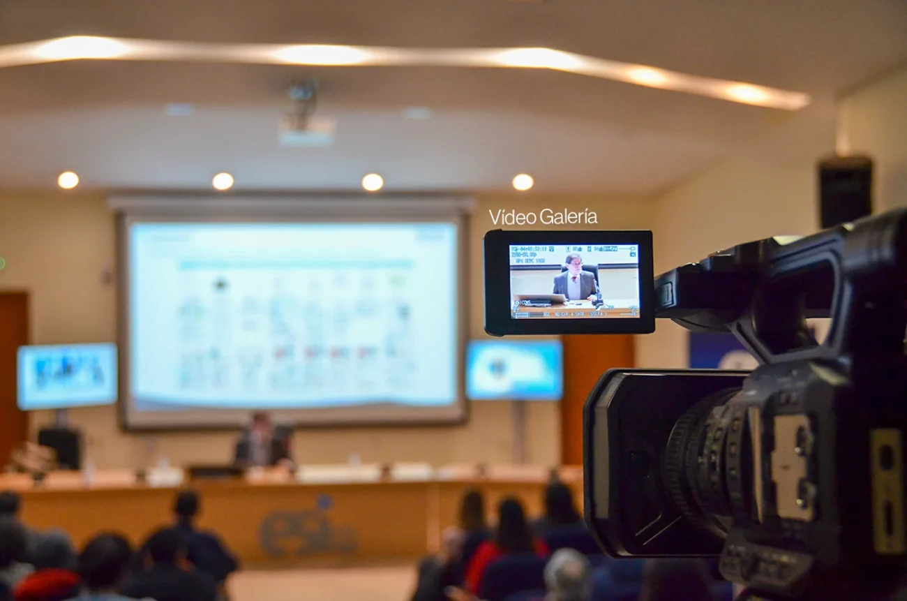 Cámara de vídeo grabando conferencia en el salón de actos de la ESI