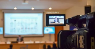 Cámara de vídeo grabando conferencia en el salón de actos de la ESI