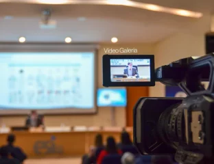 Conférence d'enregistrement par caméra vidéo dans le hall d'assemblage de l'ESI