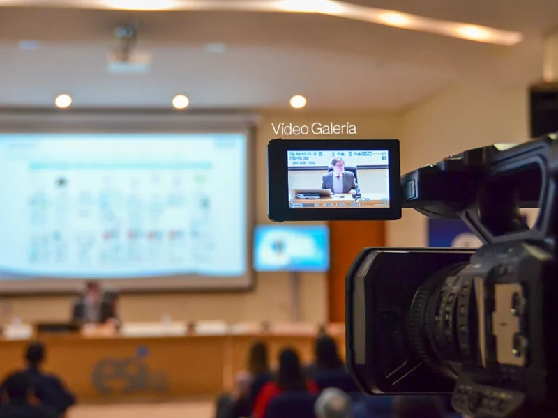 Cámara de vídeo grabando conferencia en el salón de actos de la ESI
