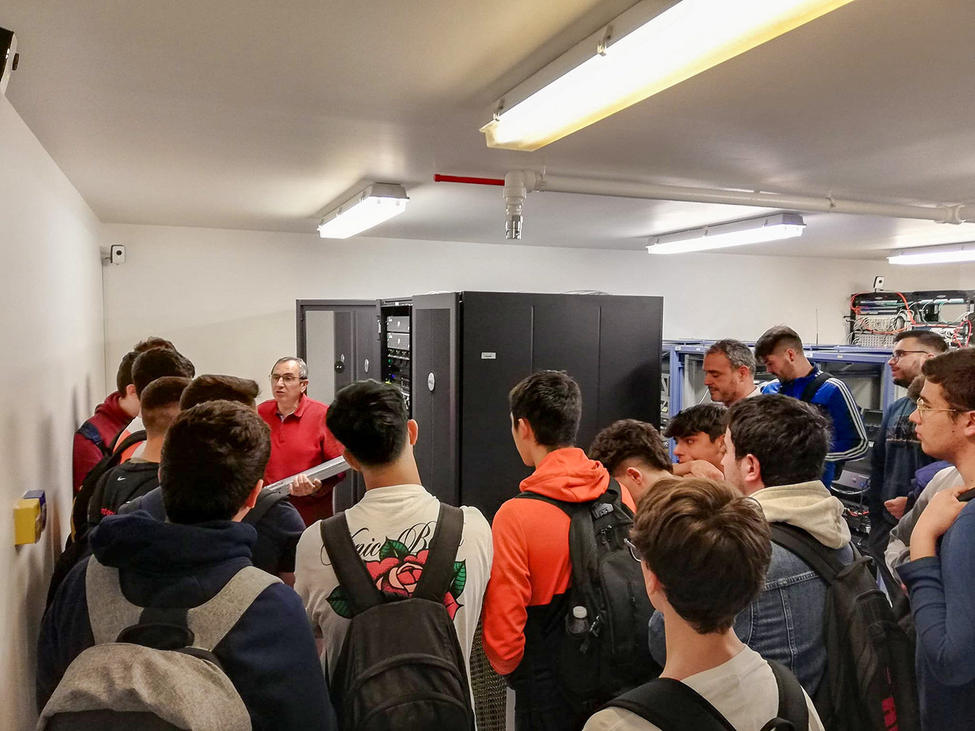 estudiantes visitan el cpd de la esi