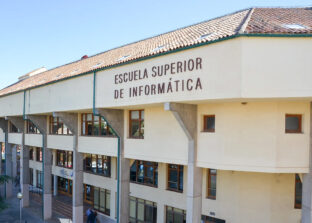 Facchada de la Escuela Superior de Informática