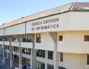 Facchada de la Escuela Superior de Informática