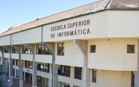 Facchada de la Escuela Superior de Informática