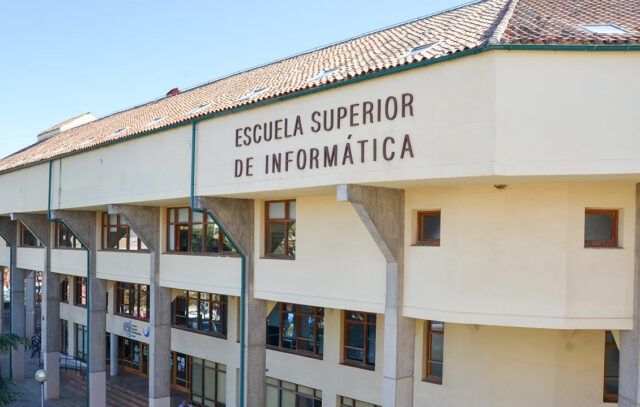 Facchada de la Escuela Superior de Informática