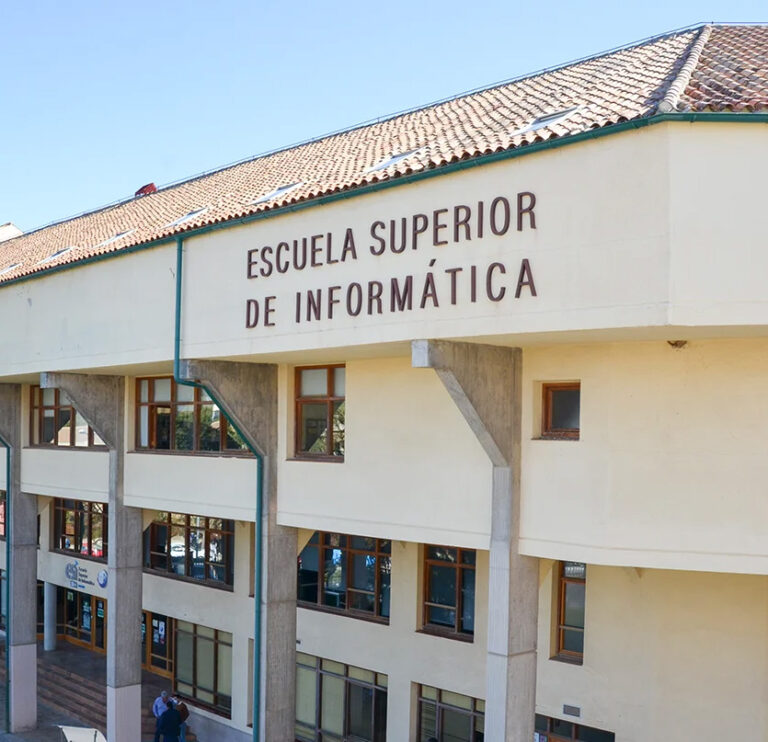 Facchada de la Escuela Superior de Informática