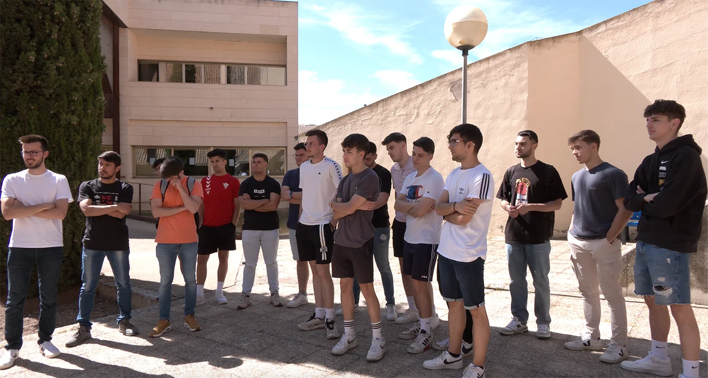 Estudiantes de la ESI en el patio interior de la Escuela