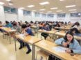 Schüler im Klassenzimmer, die Prüfungen ablegen