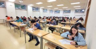 estudiantes en el aula realizando exámenes