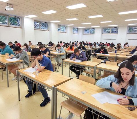 學生在課堂上進行考試