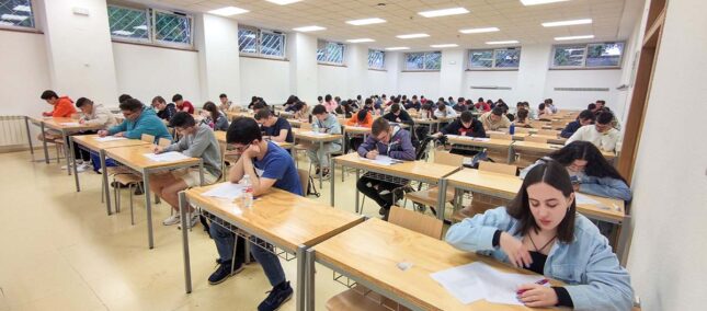 estudiantes en el aula realizando exámenes