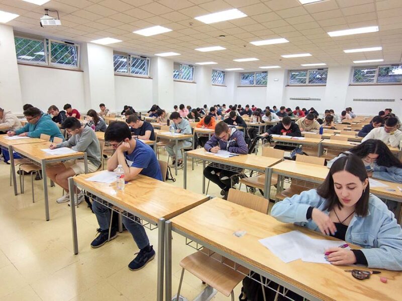 estudiantes en el aula realizando exámenes