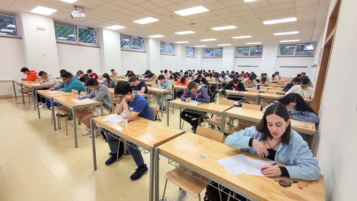 estudiantes en el aula realizando exámenes