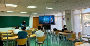 Profesora y estudiantes en el aula