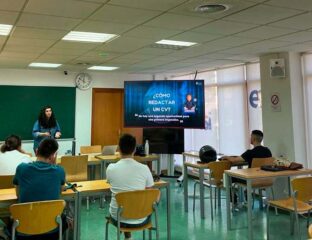 Profesora y estudiantes en el aula