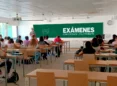 Étudiants dans une salle de classe passant un examen