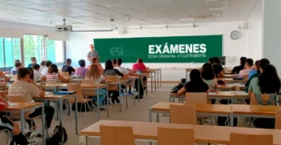 Estudiantes en un aula realizando un exámen