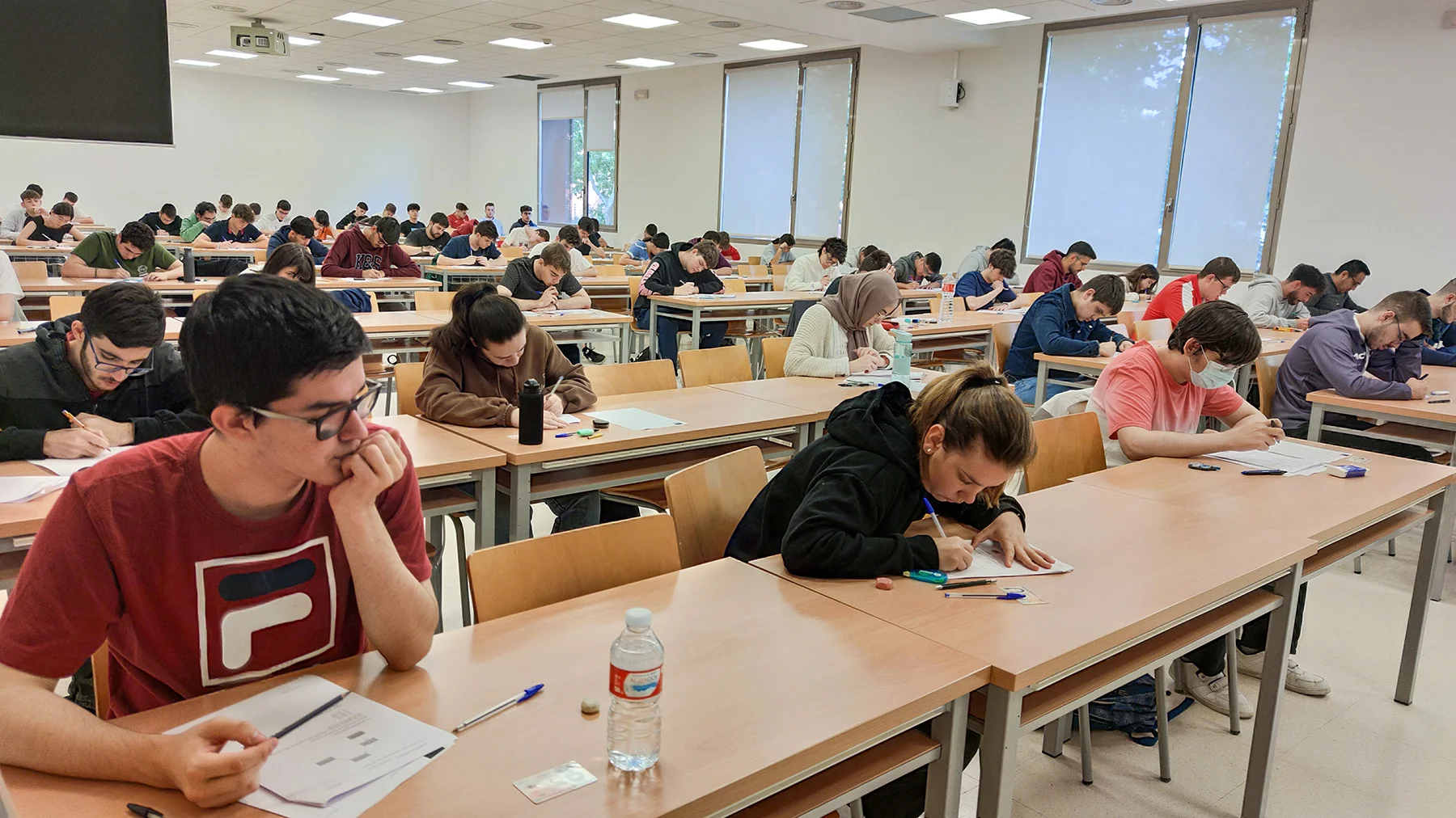 estudiantes de esi realizando un examen