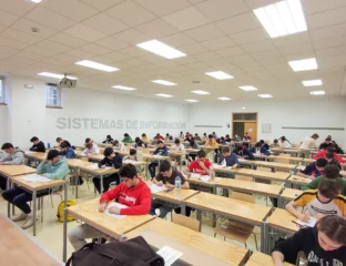 Estudiantes de la Escuela Superior de Informática realizando un examen en el edificio politécnico