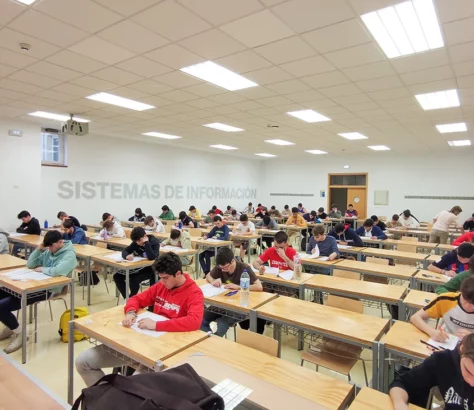 Étudiants de l'École supérieure d'informatique passant un examen dans le bâtiment polytechnique