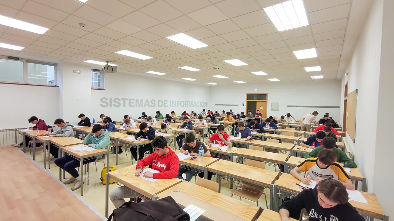 高等信息學院學生在理工大樓參加考試