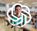Carlos González su una foto degli studenti di esi e il logo di chatgpt
