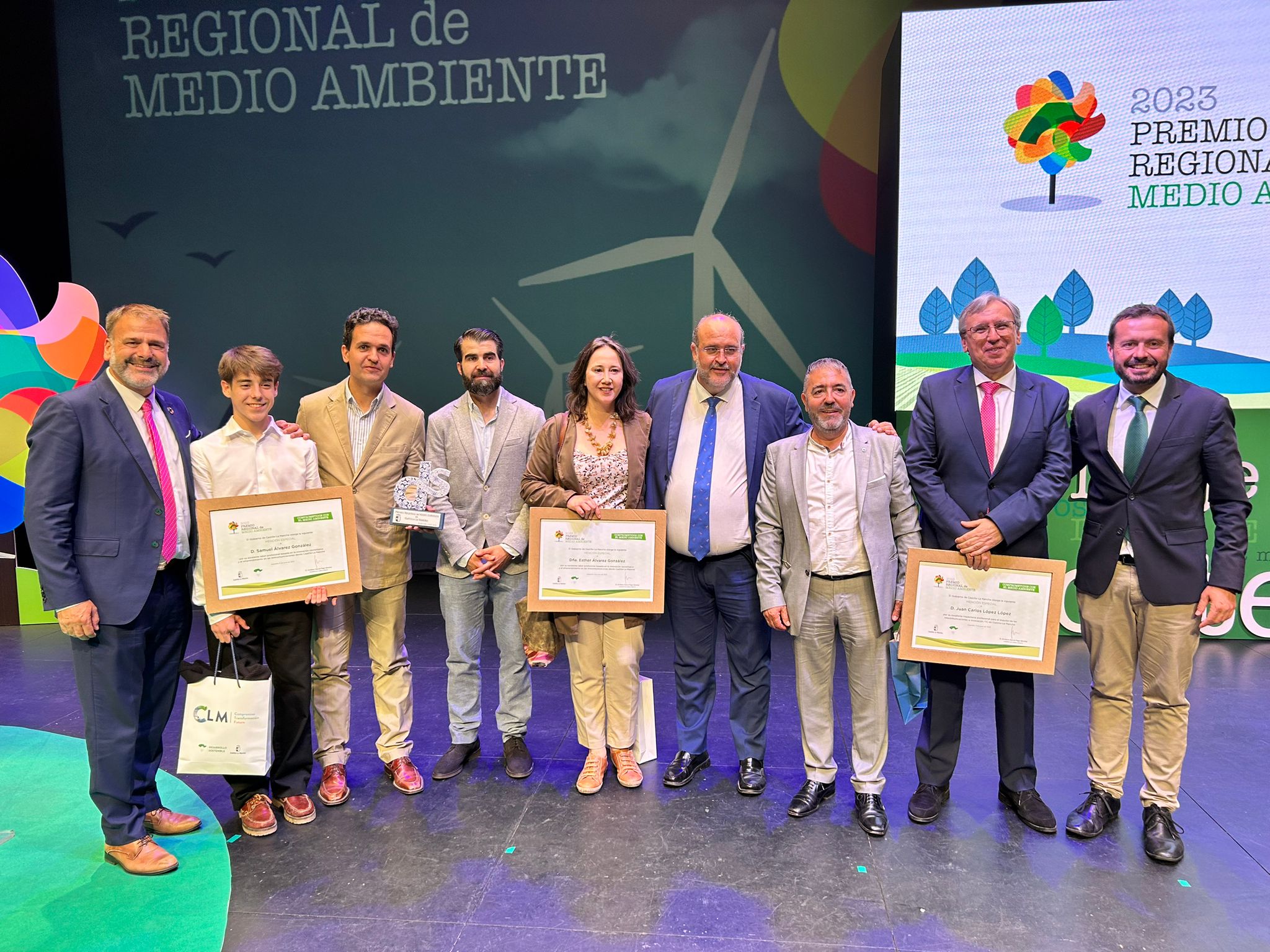 Carlos González, David Vallejo y Juan Carlos López recibiendo el premio