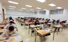 Studierende der Informatik legen im Klassenzimmer eine Prüfung ab