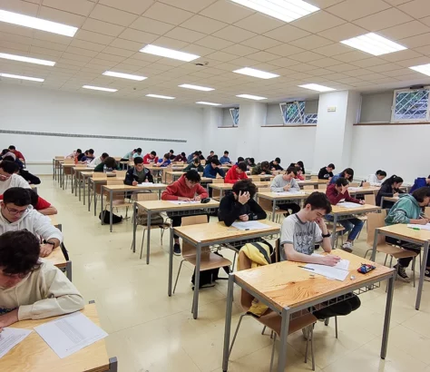 Estudiantes de ingeniería informática realizando un examen en el aula