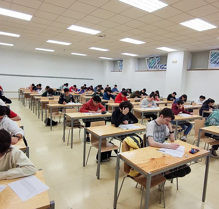 Estudiantes de ingeniería informática realizando un examen en el aula