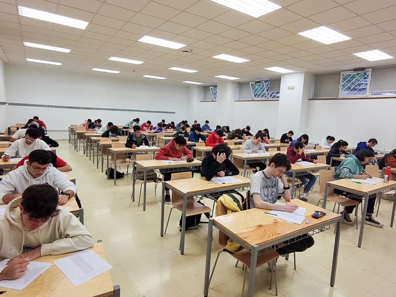 Studierende der Informatik legen im Klassenzimmer eine Prüfung ab
