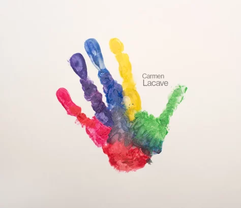 Mano de colores autismo y el nombre de Carmen Lacave