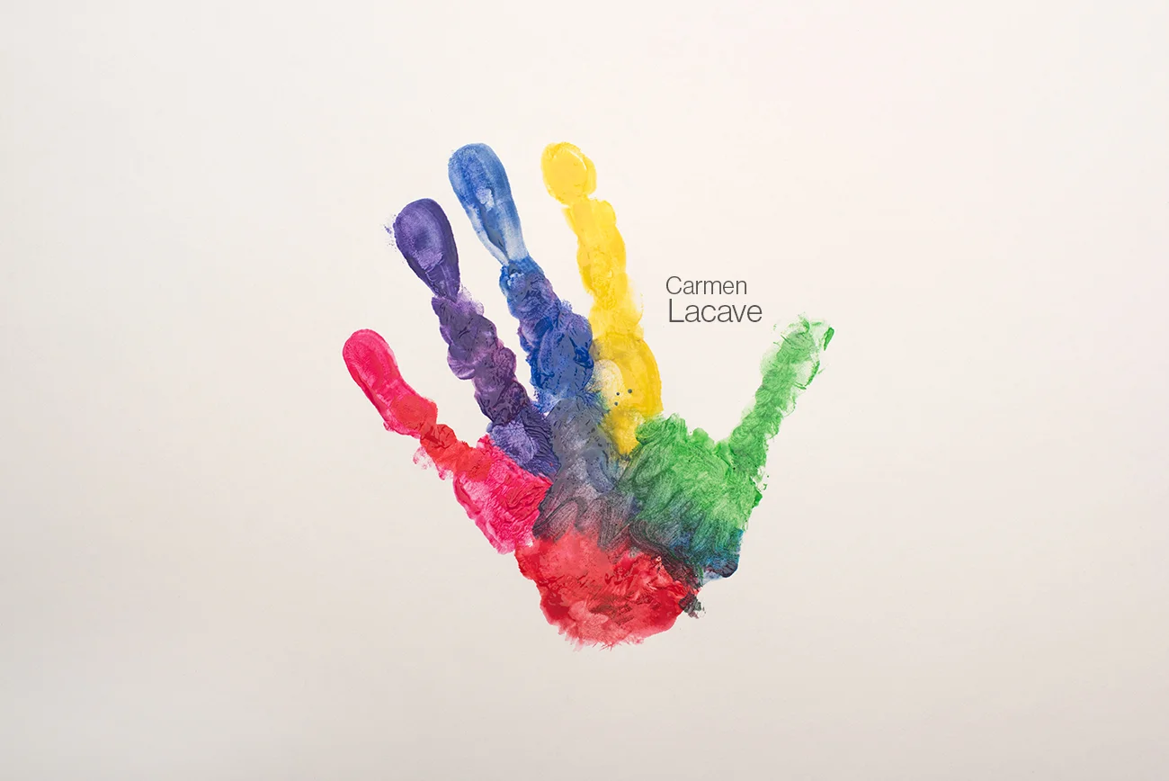 Mano de colores autismo y el nombre de Carmen Lacave