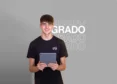 estudiante de esi sujetando una tablet con la palabra grado detrás.